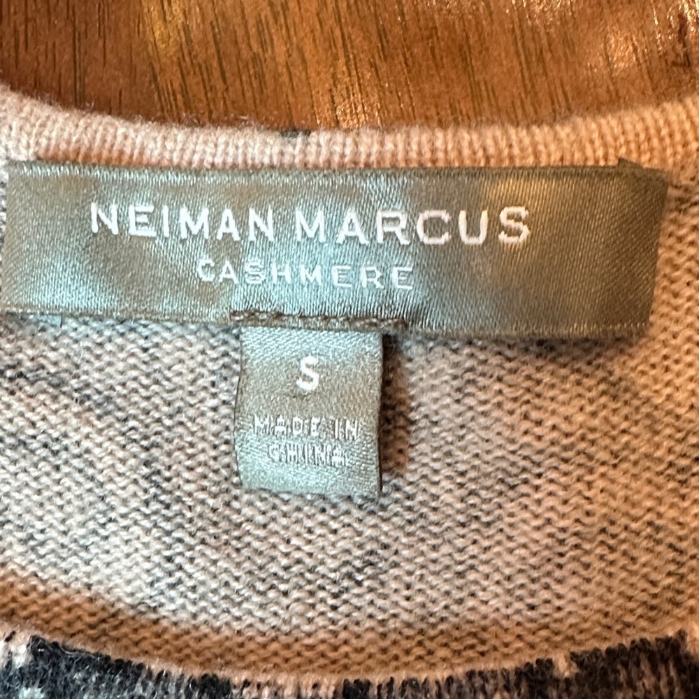 Neiman Marcus Cashmere Black and Cream Lace Design Top - Picture 4 of 8